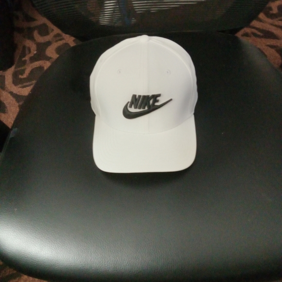 Nike Hat - Picture 1 of 4
